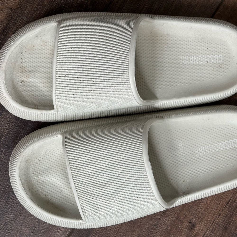 Cushionaire slip in sandal